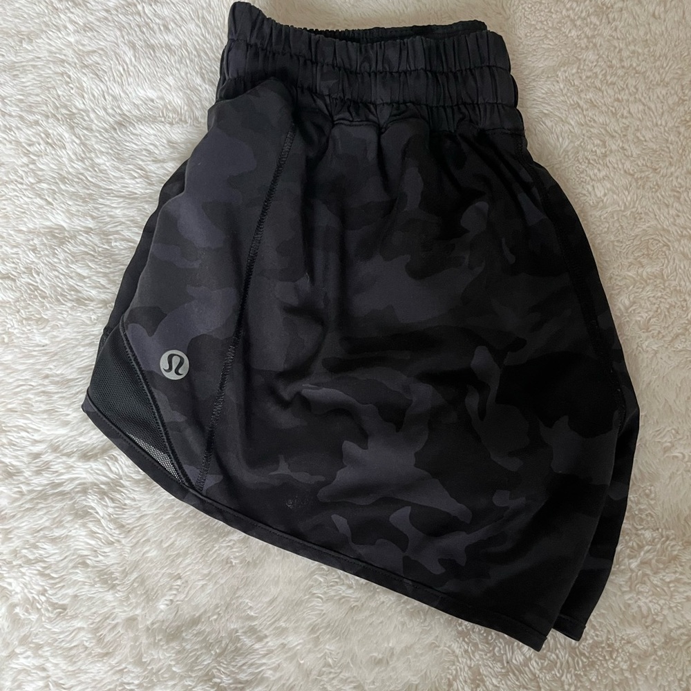 Lululemon Hottie Hot 2.5” shorts